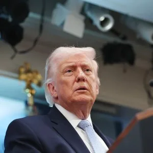 Bitcoin Drops Sharply Below $74,000 Following False Iran-US Deal Report
