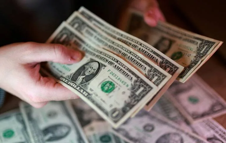 Dollar Fluctuates Amid Mixed Signals on Iran Agreement and Global Economic Concerns