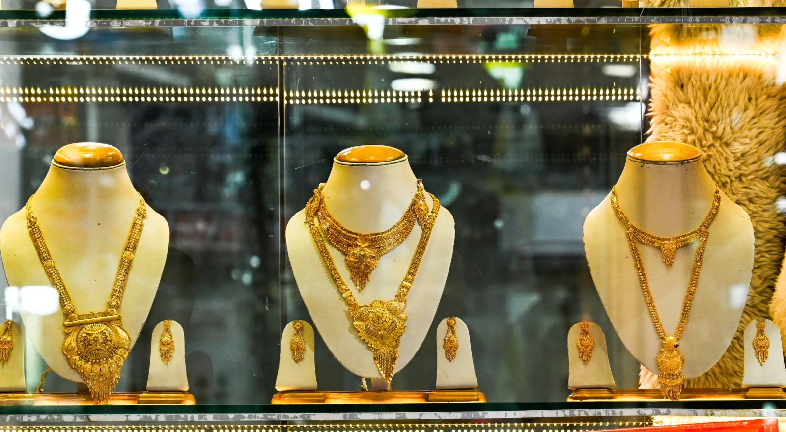Gold Prices Fall Amid Strong Dollar and Rising US Rate Hike Speculation