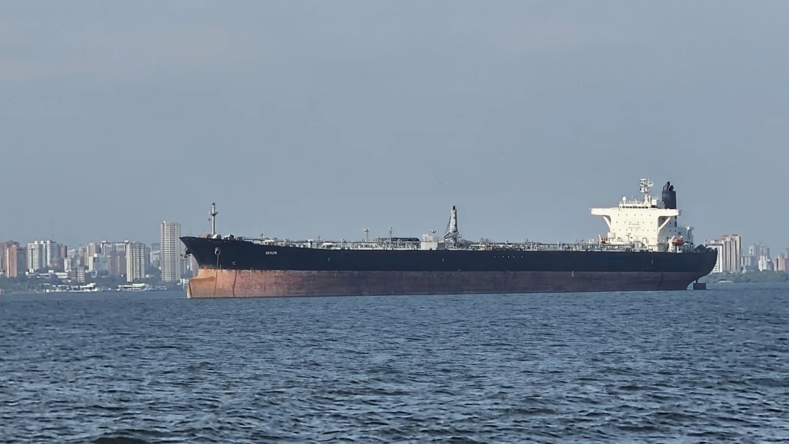 Residents of Lake Maracaibo Face Health and Environmental Risks Amid Growing Oil Pollution