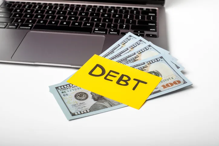Rising Inflation Pushes U.S. Household Debt to Record Levels Amid Energy Price Surge
