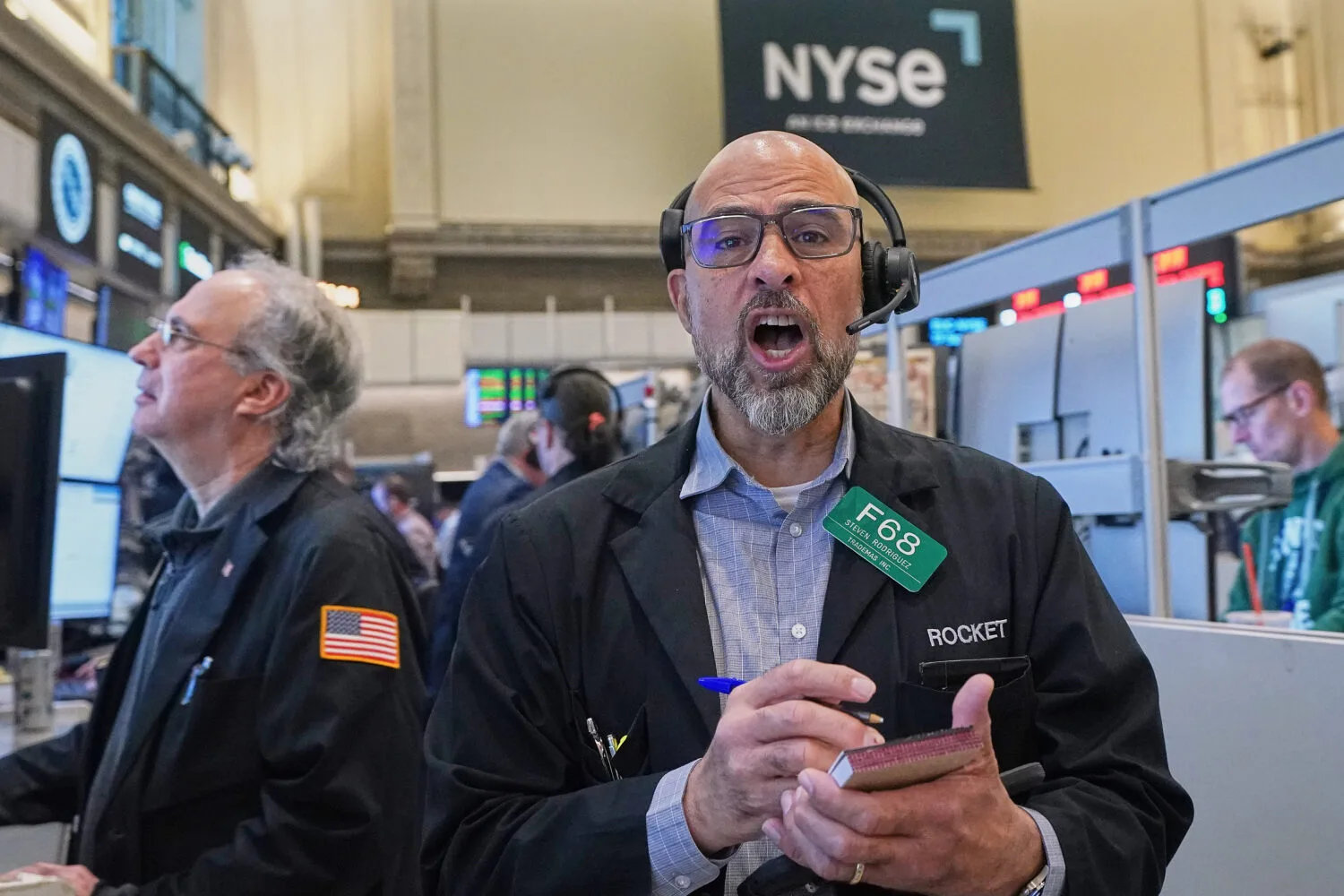 Wall Street futures show mixed signals as Trump arrives in China amid steady oil prices