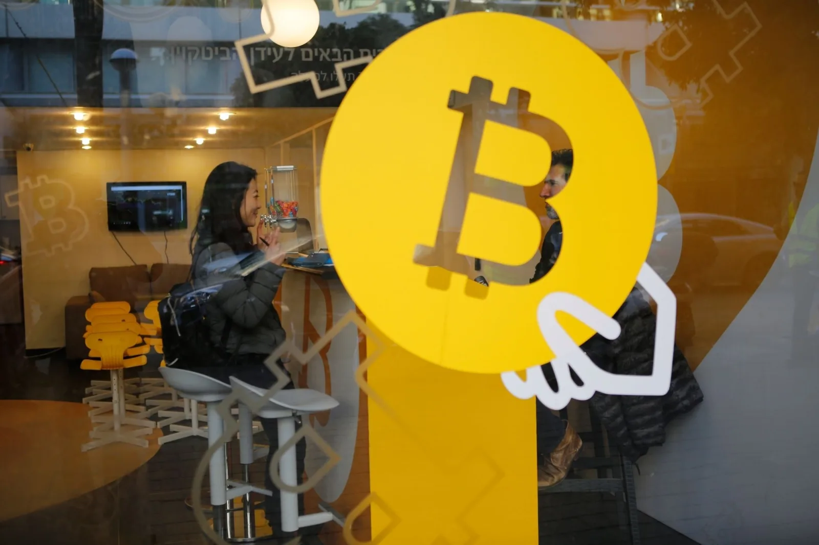 Bitcoin Falls Below $60,000, Marking Lowest Level Since October 2024
