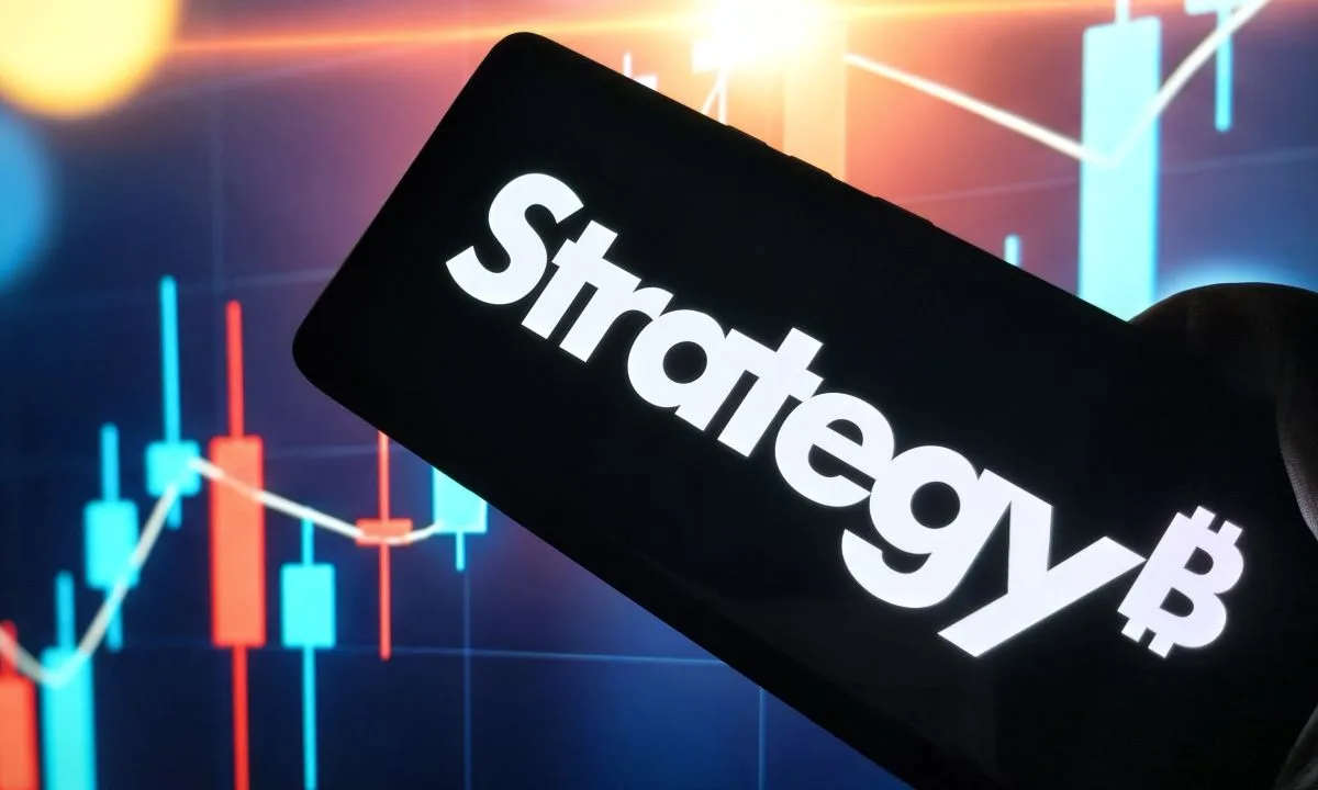 Decline in Strategy’s Valuation Challenges Critical Bitcoin Funding Model
