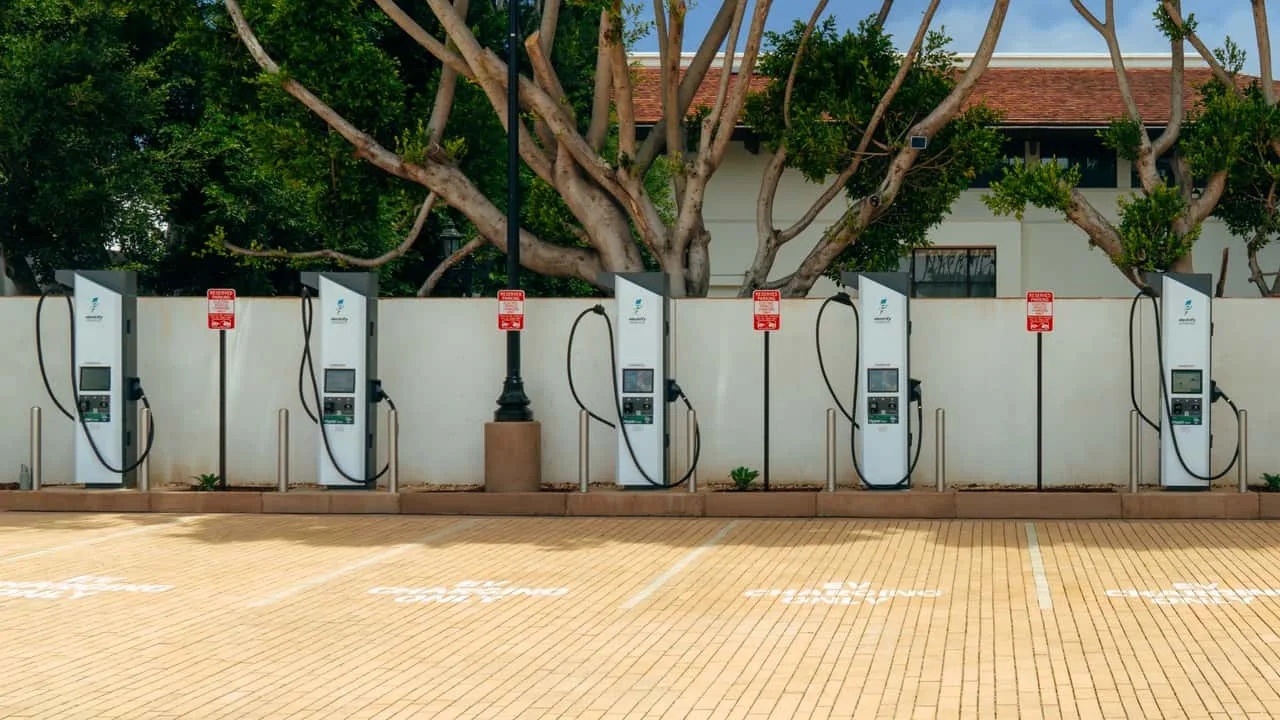 Electrify America Launches Large-Scale EV Charging Hub with Advanced Battery Backup
