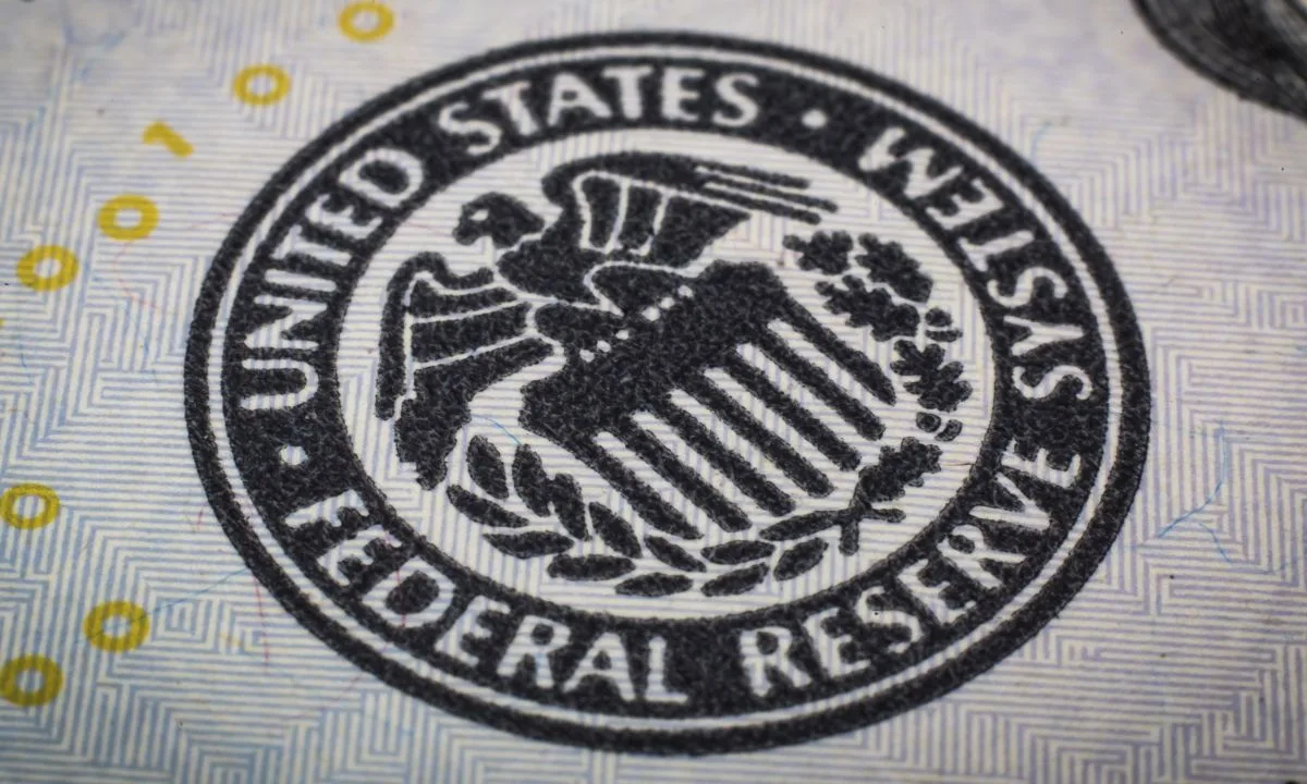Fed Official Highlights Stablecoins and Tokenized Assets in Dollar’s Global Role Debate