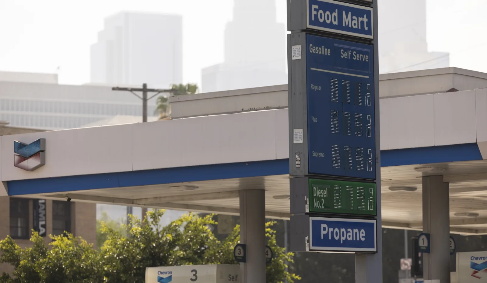 Federal Lawsuit Claims AI Pricing Software Inflated Gas Prices at Over 1,700 California Stations