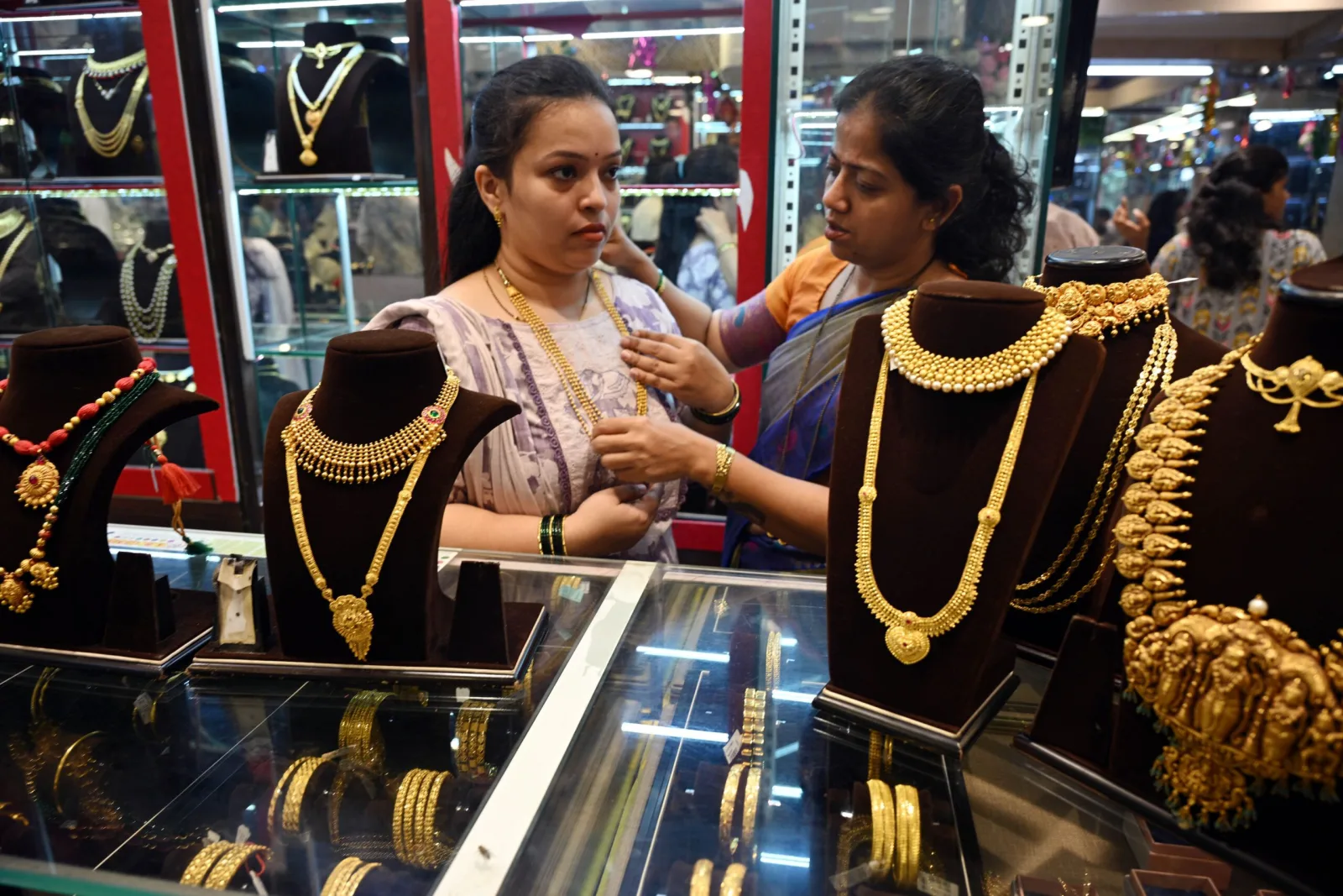 Gold and Silver Prices Show Sharp Swings Amid Fed Rate Hike Speculation