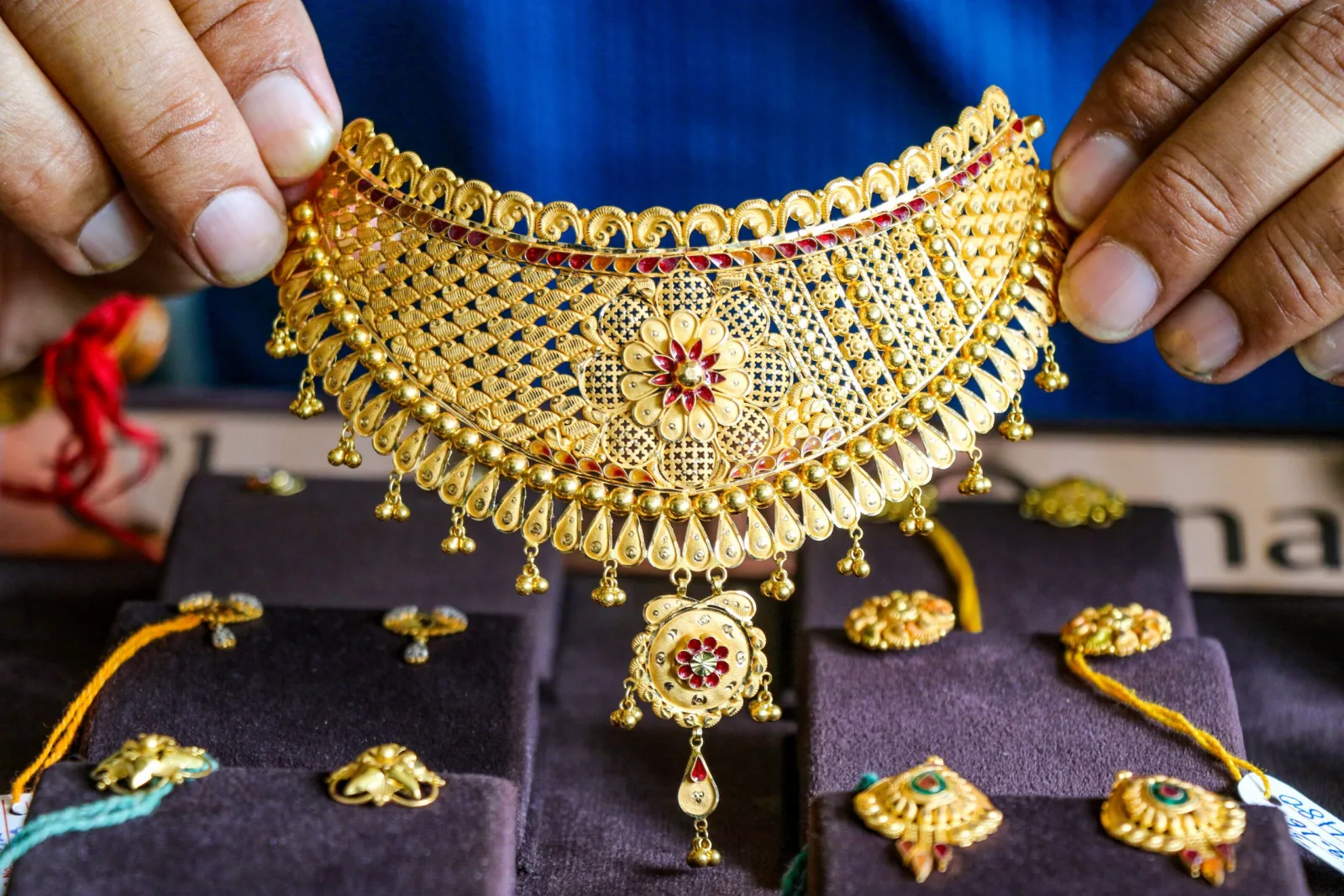 Gold Prices Fall Amid Strong US Dollar and Fed Rate Hike Expectations