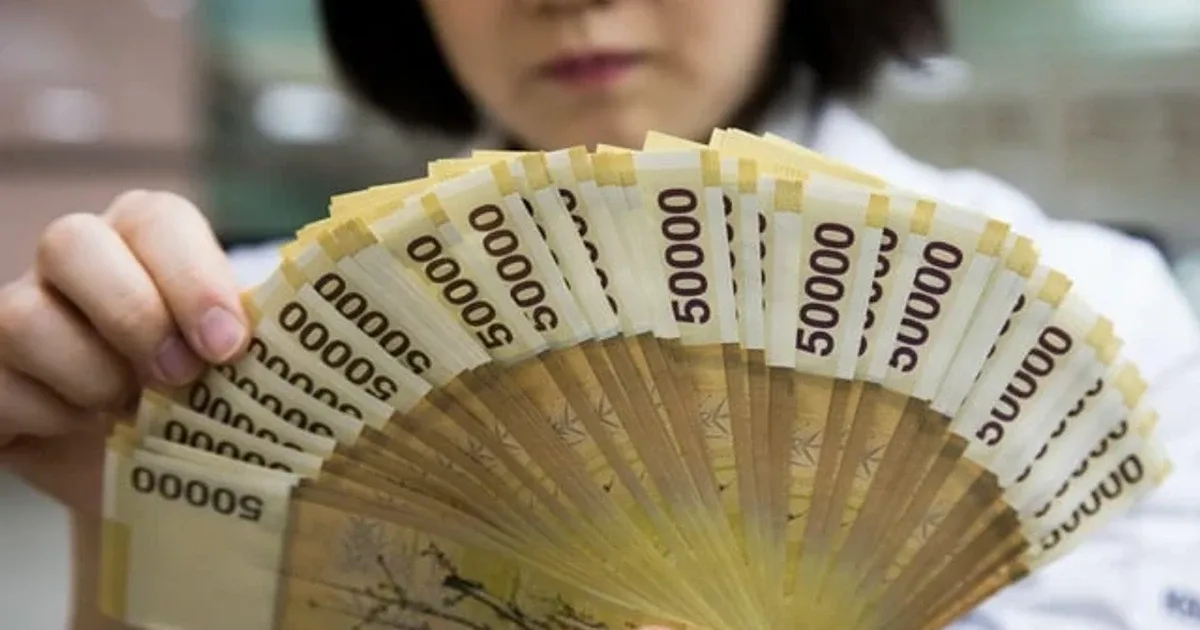 South Korea’s Soaring Chip Bonuses Stir Inflation Worries at Central Bank