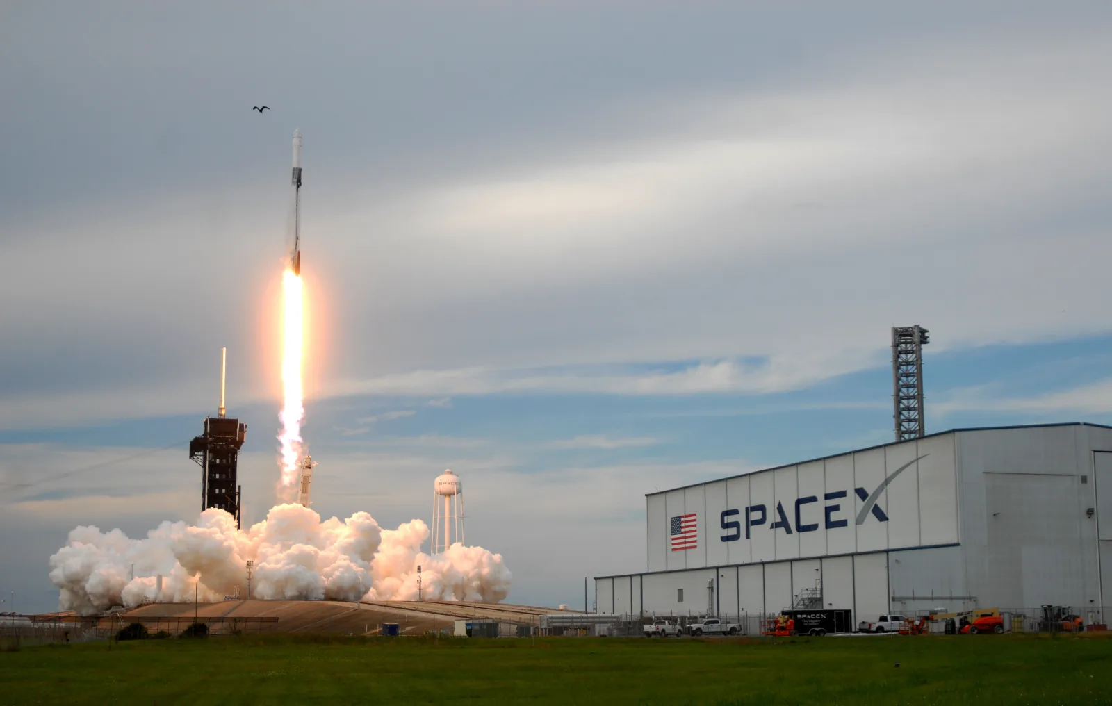 SpaceX IPO Opens to Retail Investors Amid Warnings of Overvaluation and Volatility