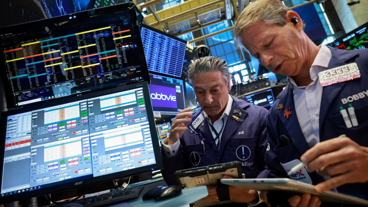 Wall Street Falls Sharply as Technology Stocks Plunge Amid Rate Hike Concerns