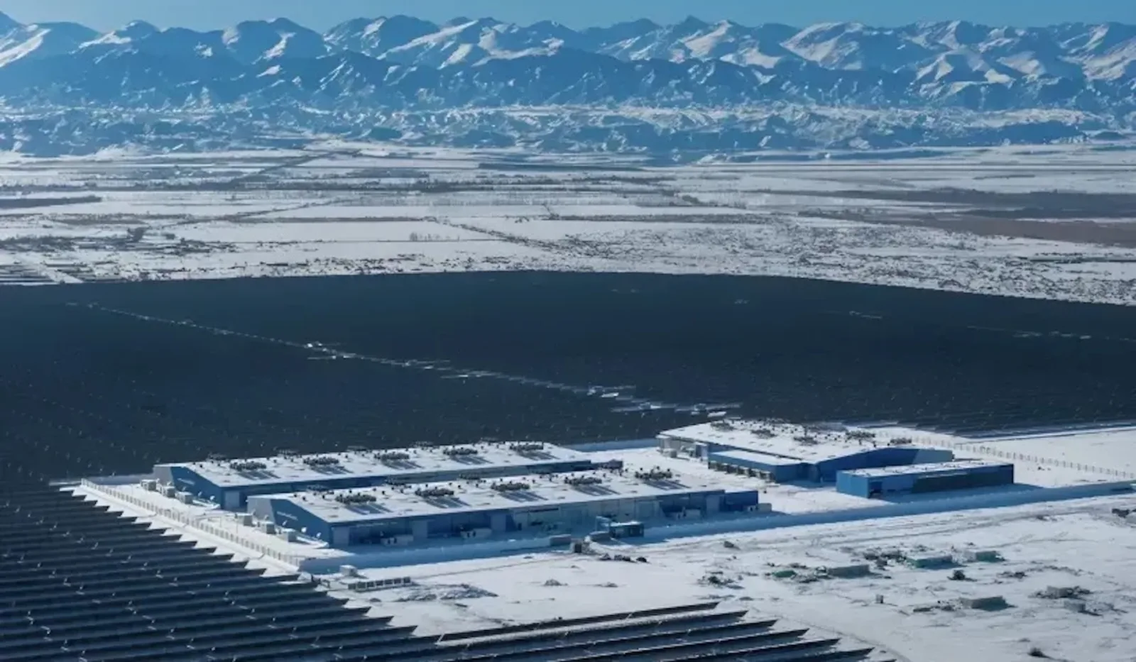 China’s Gobi Desert Solar Plant Powers Through Night Using Molten Salt Storage