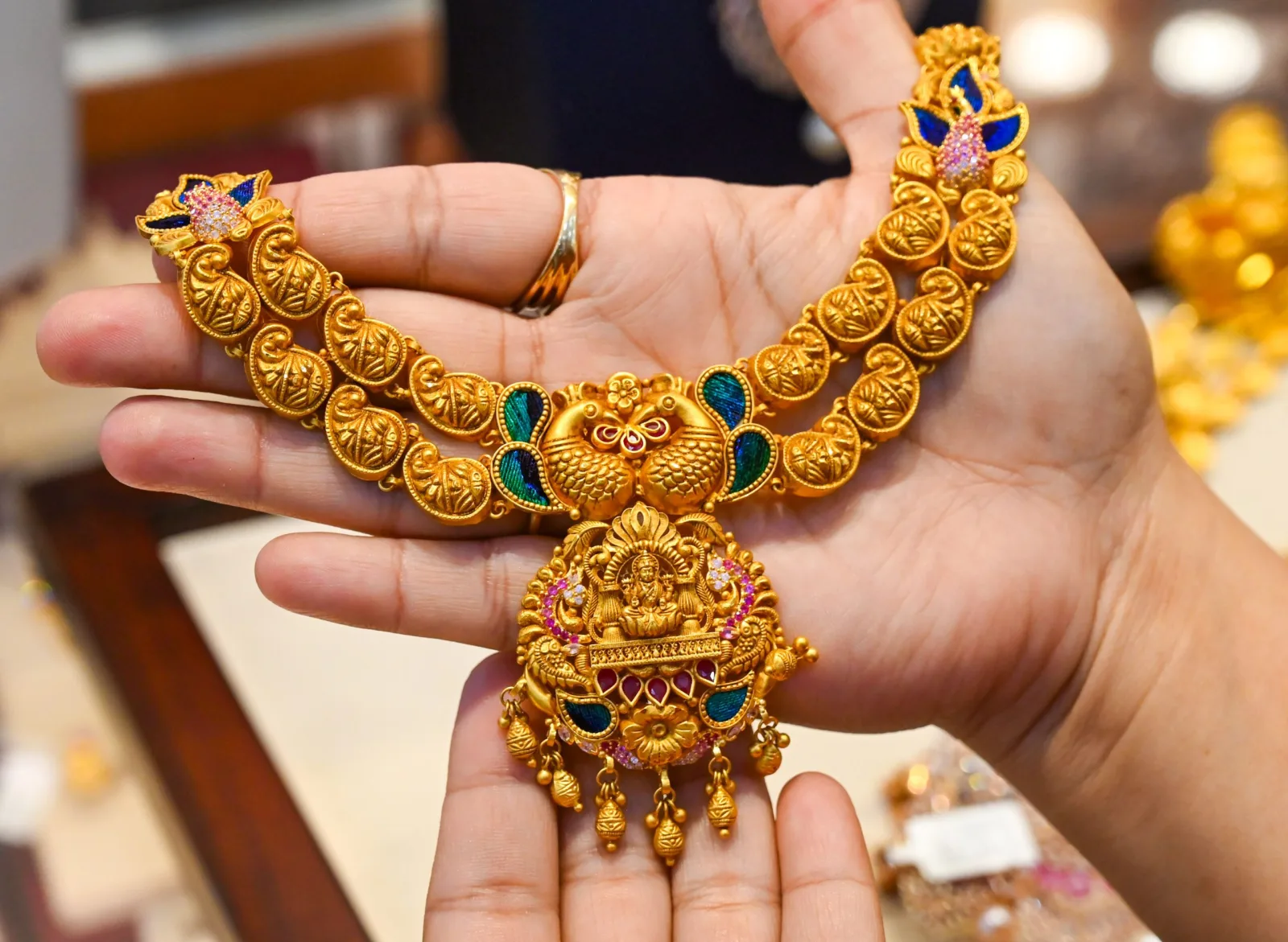 Gold Dips While Silver Gains on Market Optimism over Fed Rate Pause