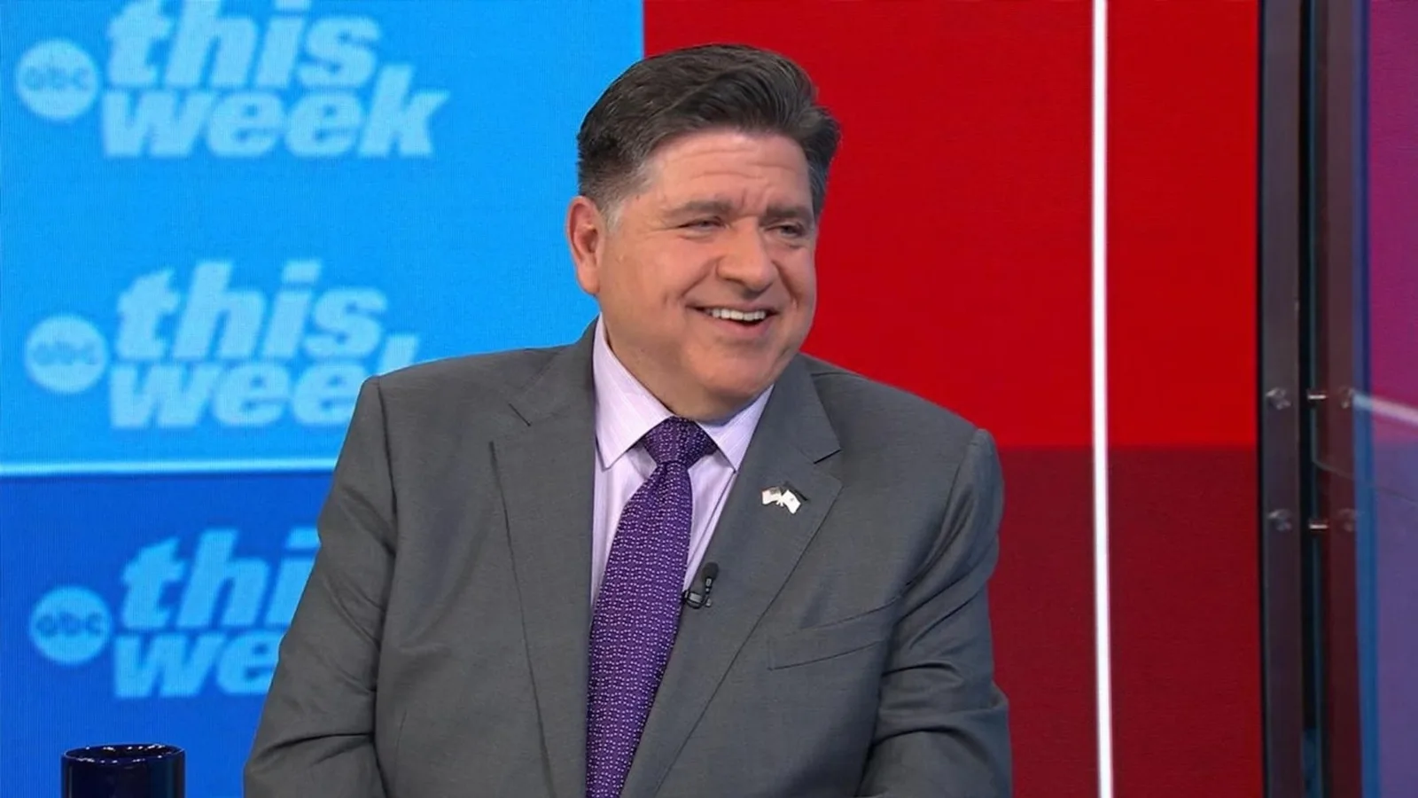 Illinois Governor Compares AI Risks to Nuclear Weapons, Calls for National Regulation